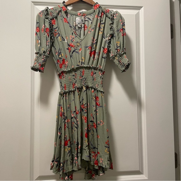 Francesca’s xs green floral smocked sinched v neck mini dress with sleeves - Picture 5 of 9